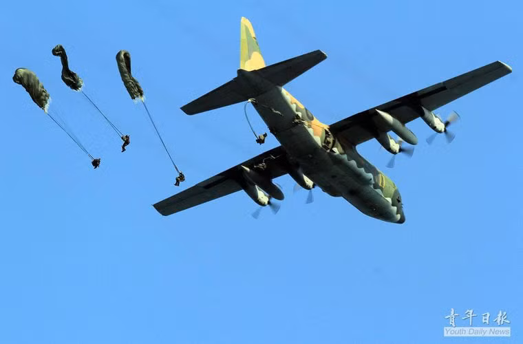 Quân dù đổ bộ đường không từ trực thăng C-130.