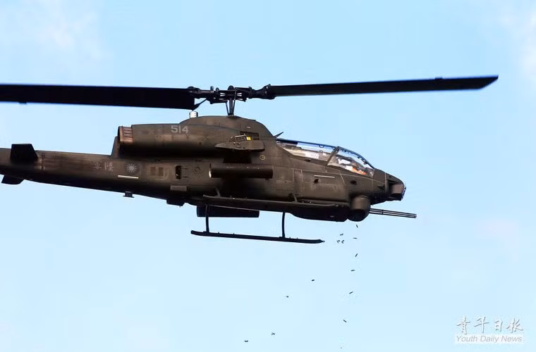 Cuộc tập trận này là một phần của tập trận thường niên mang tên Hán Quang 30 nhằm mô phỏng phản ứng bảo vệ các đảo chiến lược của Đài Loan chống lại một cuộc tấn công bất ngờ của Trung Quốc. Trong ảnh, pháo 3 nòng 20mm trên trực thăng AH-1 vãi đạn tấn công mục tiêu.