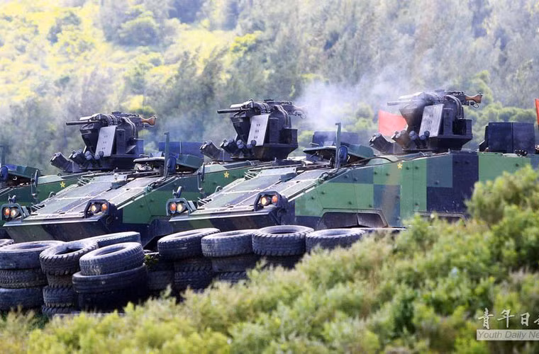 Các xe thiết giáp chở quân khai hỏa.