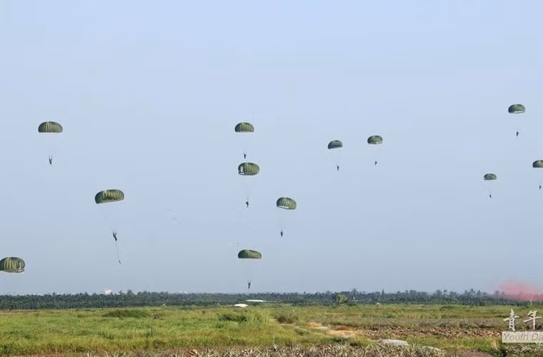 Quân dù chuẩn bị đổ bộ.