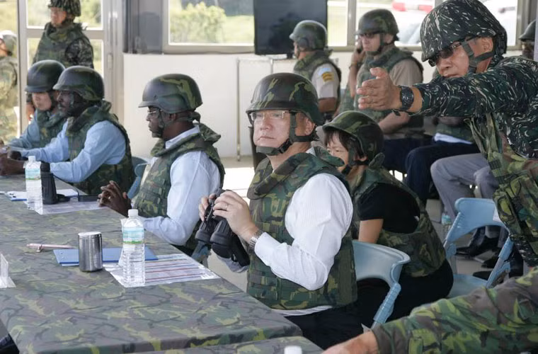 Các quan chức quân đội Đài Loan quan sát cuộc tập trận, trong số đó có Bộ trưởng quốc phòng nước này Cao Hoa Trụ.