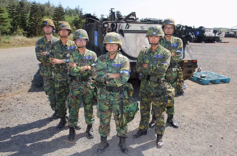 Các binh sĩ vận hành súng cối tự hành M125.