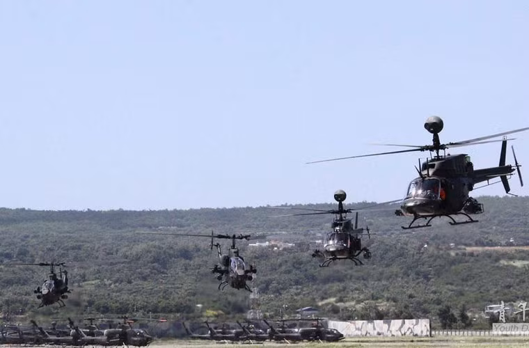 Tham gia tập trận ngoài lực lượng lục quân ra, còn có sự hiện diện của lực lượng Không quân Đài Loan. Trong hình là phi đội trực thăng OH-58 và AH-1 của quân đội Đài Loan.