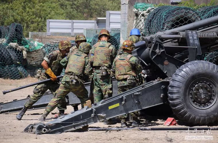 Cận cảnh các binh sĩ đang thực hiện bắn đạn thật trên pháo cỡ nòng 155mm Type T-65 của quân đội Đài Loan.