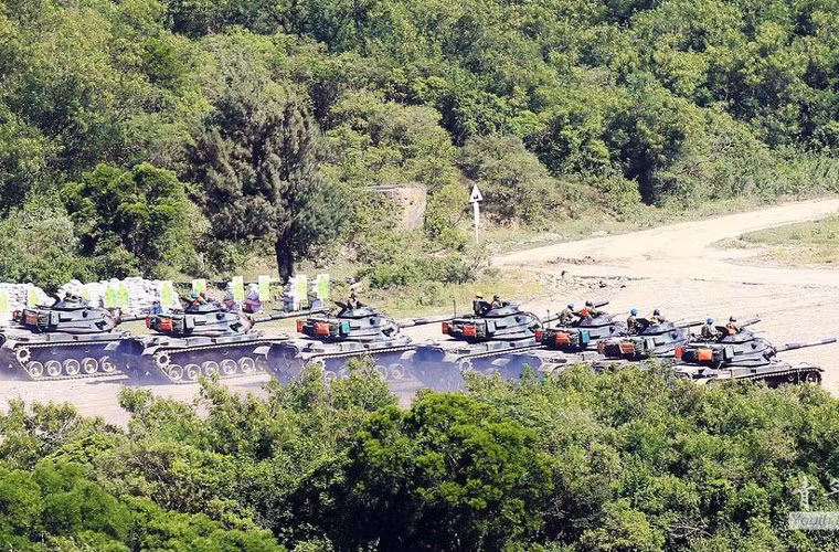 Xe tăng M60 của Quân đội Đài Loan chuẩn bị đồng loạt khai hỏa.