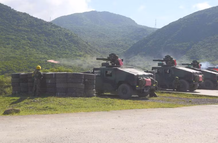 Tổ hợp tên lửa chống tăng TOW đặt trên khung bệ xe Humvee khai hỏa.