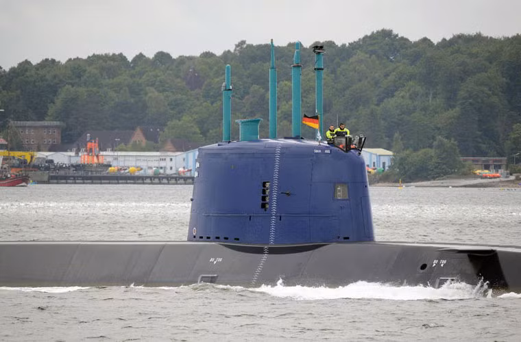 Gần đây, tàu ngầm đầu tiên mang tên Tanin thuộc lô tàu ngầm AIP lớp Dolphin 2 của Hải quân Israel đã rời thành phố Kiel (Đức) về Israel. Con tàu do nhà máy của hãng Howaldtswerke-Deutsche Werft AG (HDW, Đức) thiết kế, chế tạo. Tannin đã được bàn giao từ tháng 5/2012, nhưng nó đã ở lại Đức để thử nghiệm và huấn luyện thủy thủ đoàn.