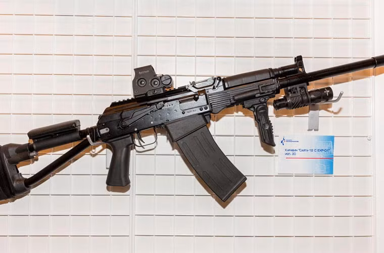 Súng bắn đạn ghém Saiga-12 có thiết kế, nguyên tắc hoạt động tương tự như AK-47. Đây là một loại súng săn được dành cho thị trường dân sự hay các lực lượng thực thi pháp luật.