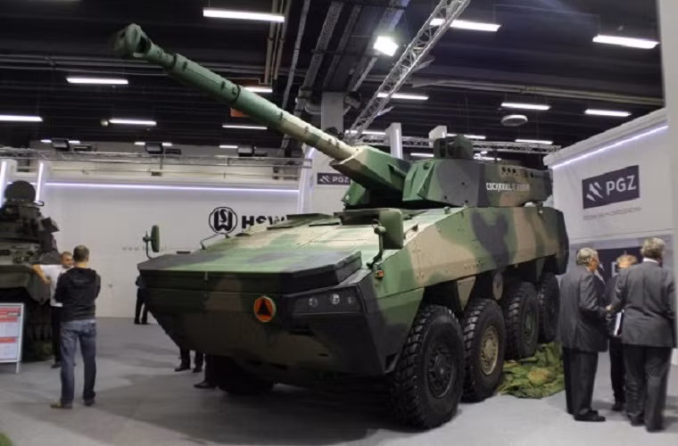 Lựu pháo tự hành WZM "Wolf" FSV 105mm được trưng bày tại triển lãm quốc phòng MSPO 2014.