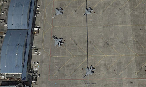 Ảnh vệ tinh về căn cứ Atsugi rất rõ nét, thậm chí còn có thể nhìn thấy máy bay chiến đấu F/A-18C/D và máy bay kiểu E/F khác. Cửa vào kho bảo đảm bên phải có rất nhiều thùng nhiên liệu phụ dung tích 2.270 lít.