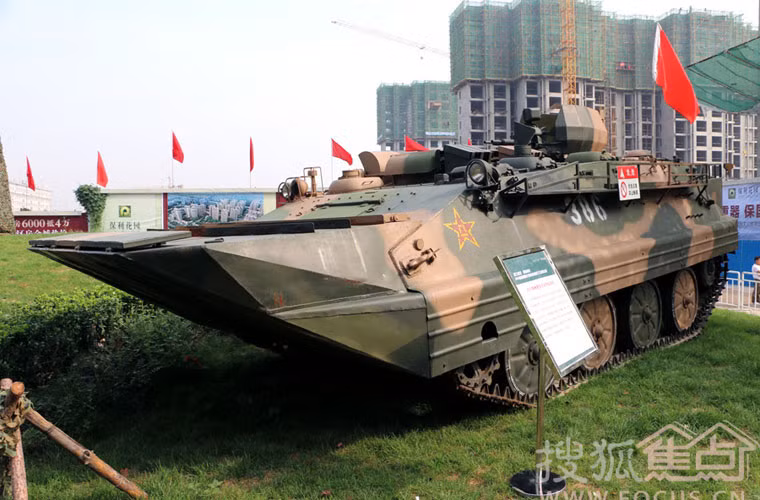 Xe thiết giáp chở quân Type 63C được thiết kế cải tiến phần mũi để bơi tốt hơn.