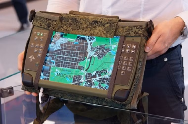 Ngoài thiết bị trên, Quân đội Nga dự định cũng sẽ đưa vào trang bị nhiều thiết bị trinh sát điện tử khác cho binh lính nước này như: máy đo khoảng cách bằng laser, thiết bị quan sát hồng ngoại, thiết bị ghi hình có thể kết nối máy tính bảng của cấp chỉ huy theo thời gian thực. Ngoài ra các thiết bị trên còn có thể kết nối dữ liệu hoặc sử dụng để điều khiển máy bay không người lái thông qua bản đồ số của máy tính bảng chiến trường.