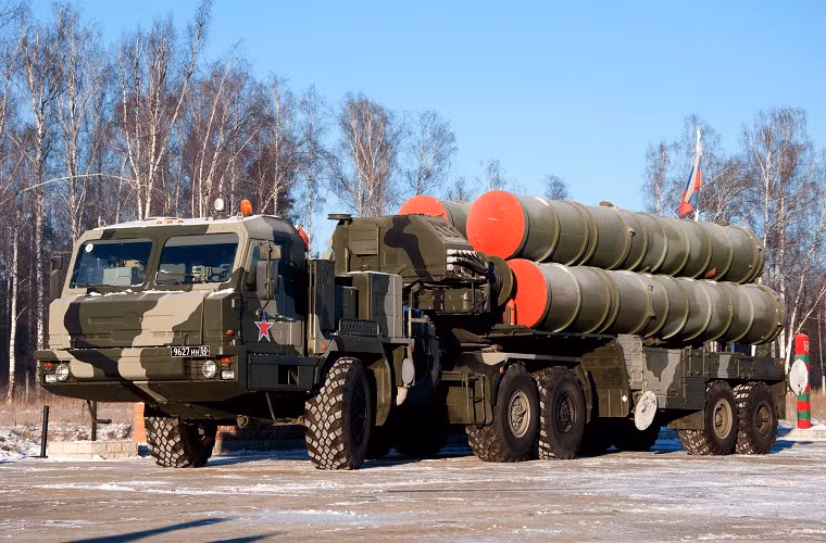 S-400 được thiết kế để có thể đánh chặn mọi mục tiêu trên không, từ máy bay thông thường cho đến các máy bay được trang bị công nghệ tàng hình tiên tiến. Ngoài ra S-400 còn có khả năng đánh chặn các loại tên lửa hành trình hay các tên lửa đạn đạo liên lục địa có tầm bắn 3.500km, kể cả các mục tiêu bay với tốc độ siêu thanh.