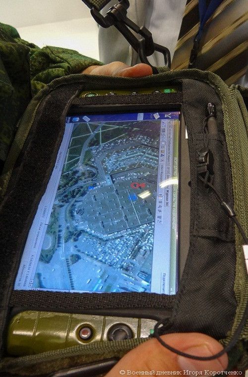 Điểm đặc biệt của các gian trưng bày này là việc xuất hiện các mẫu máy tính bảng chiến trường trong tương lai sẽ được trang bị cho binh sĩ Nga. Theo đó, việc sử dụng thiết bị trên sẽ giúp tăng sự liên kết và giám sát giữa người chỉ huy với cấp dưới của mình thông qua các bản đồ điện tử. Hiện tại, Quân đội Nga chỉ mới thử nghiệm các thiết bị trên trong một số đơn vị quân đội của nước này.