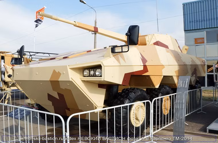 ATOM được thiết kế dành cho nhiệm vụ chuyển quân và chi viện hỏa lực chiến trường. Nó được trang bị một tháp pháo tự động 57mm do Nga sản xuất. Hệ thống pháo này có thể đạt tốc độ bắn 120-140 phát/phút với tầm bắn xa đến 6km, cơ số đạn 80-100 viên. ATOM là chiến đấu bộ binh thế hệ mới có hình dáng và tính năng hoàn toàn khác biệt so với các mẫu xe bọc thép truyền thống trước đây của Quân đội Nga.