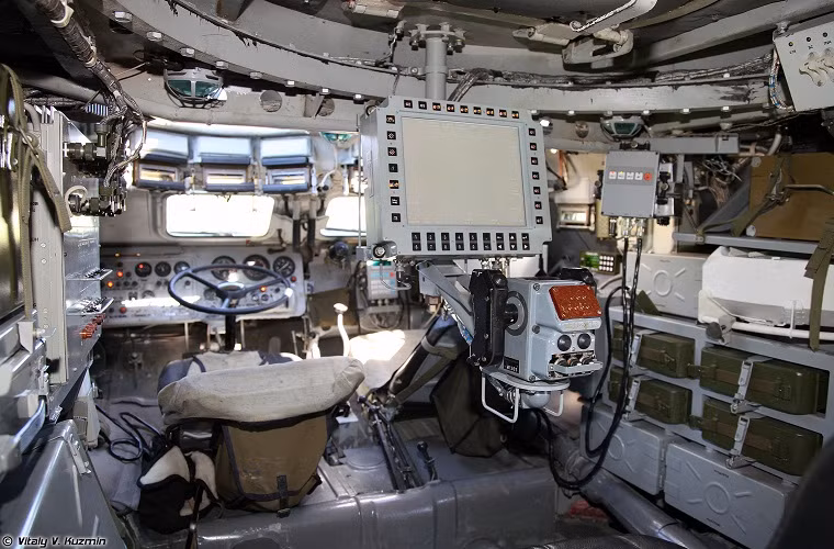 Bên trong chiếc BPDM Typhoon-M được trang bị thêm nhiều thiết bị hỗ trợ trinh sát với hệ thống radar mặt đất cùng với thiết bị quan sát quang ảnh nhiệt, hỗ trợ cho nhiệm vụ tuần tra canh gác.