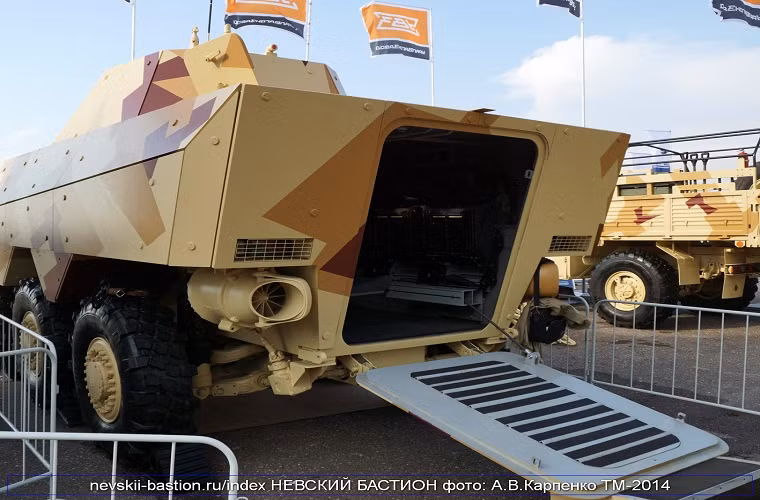 Mẫu xe chiến đấu bộ binh ATOM có khung gầm khá cao, được trang bị hệ thống giáp bảo vệ chắc chắn. Nó có trọng lượng lên tới 32 tấn, có khả năng chở theo 8 binh sĩ cùng kíp chiến đấu gồm 3 người. Điểm đặc biệt của mẫu xe này là nó hệ thống cửa đổ bộ được bố trí hợp lý ở phía sau xe.