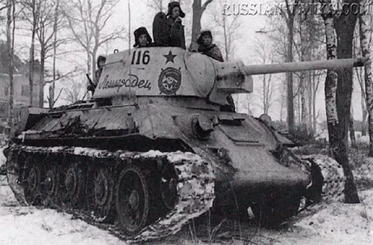  Xe tăng hạng trung T-34: trong Chiến tranh Thế giới thứ 2 không thể không kể tới vai trò của những chiếc xe tăng T-34 của Liên Xô trong cuộc chiến chống Phát Xít Đức. Nhờ trang bị hệ thống giáp dày và hỏa lực mạnh mẽ đã giúp T-34 có thể phá hủy những chiếc xe tăng Panzer của Quân đội Đức.