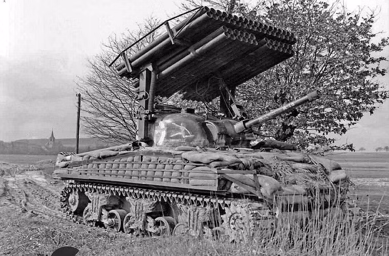 Mặc dù vậy nhưng với sự hỗ trợ của lực lượng pháo binh và không quân trong tác chiến, những chiếc Sherman vẫn có thể hạ những chiếc xe tăng Đức. Và góp một phần không nhỏ vào việc kết thúc Chiến tranh Thế giới thứ 2 ở cả hai mặt trận Châu Âu và Thái Binh Dương.