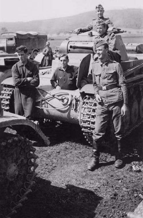Panzer II được xem là xương sống của lực lượng tăng thiết giáp Đức trong giai đoạn đầu Chiến tranh Thế giới thứ 2, với trọng lượng chỉ có vỏn vẹn 10 tấn và chỉ được trang bị một pháo 20mm, bên cạnh đó thiết kế của nó cũng không thật sự nhiều điểm vượt trội.