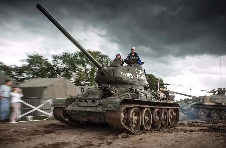 Tuy nhiên T-34 vẫn còn nhiều thiết sót trong thiết kế, đáng kể nhất là không được trang bị hệ thống thông tin liên lạc. Điều này dẫn tới dễ bị cô lập trên chiến trường và thiệt hại đáng kể trong giai đoạn đầu của cuộc chiến.