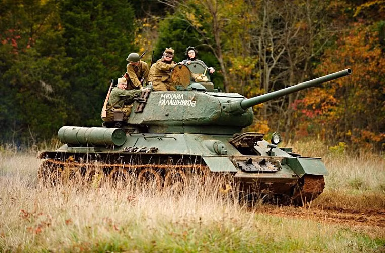 T-34 với trọng lượng khoảng 26,5 tấn, trang bị vũ khí chính là một pháo 76,2mm (sau này biến thể T-34-85 trang bị pháo 85mm). Bên cạnh đó nó còn được trang bị một động cơ diesel có công suất 500 mã lực với tốc độ di chuyển 53km/h, nhanh hơn cả mẫu xe tăng hạng nhẹ Panzer II của Phát xít Đức.