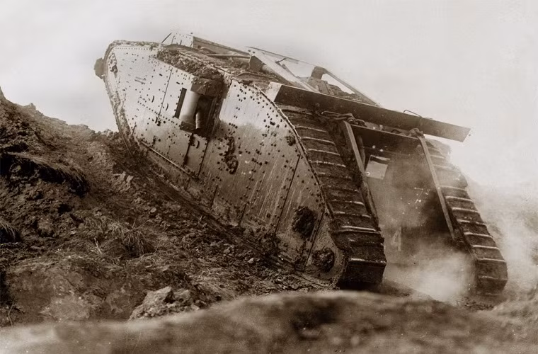 Những chiếc Mark IV là câu trả lời của người Anh cho phòng tuyến đầy dây thép gai và súng máy của lính Đức, với khả năng phá hủy bất kì phòng tuyến nào của Đức trên chiến trường cùng với đó là được trang bị hệ thống vũ khí khá mạnh vào thời kì đó. Mark IV đã góp một phần không nhỏ vào chiến thắng của phe Hiệp Ước trong Chiến tranh Thế giới thứ 1.