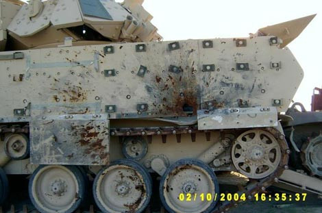 Hình ảnh xe tăng chiến đấu chủ lực M1 Abram của Mỹ bị thủng một lỗ lớn do RPG-7. Hình ảnh xe tăng chiến đấu chủ lực M1 Abram của Mỹ bị thủng một lỗ lớn do RPG-7.