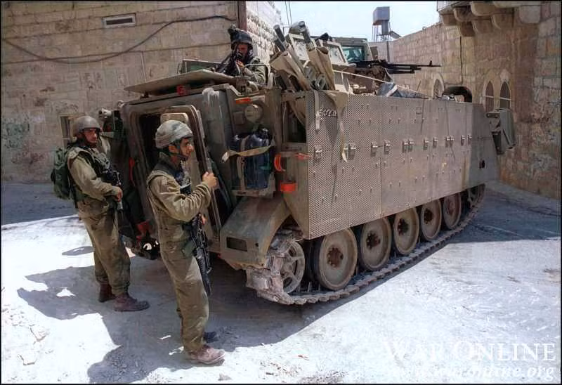 Những chiếc M-113s với lớp giáp bảo vệ yếu ớt, dễ dàng trở thành mồi ngon cho súng chống tăng RPG của các chiến binh Hồi giáo.