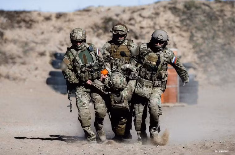 Alpha là một đơn vị đặc nhiệm tinh nhuệ nhất của Cơ quan An ninh liên bang tương tự đội Vympel của Tổng cục tình báo trung ương KGB, Nga. Điều đó lý giải tại sao nhà sản xuất đã phát triển một biến thể đặc biệt của AK-74 dành riêng cho đơn vị này.