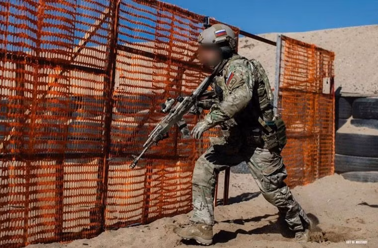 Biến thể này chỉ được sản xuất với số lượng khiêm tốn chứ không đại trà như của AK-74. Mẫu súng này được ví như một biến thể cao cấp của dòng súng trường tiến công phổ thông AK-74.