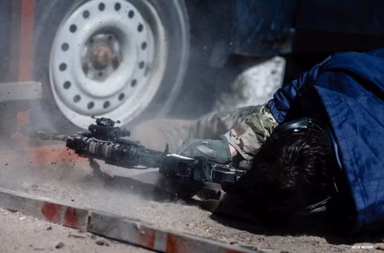 Cơ quan An ninh liên bang (FSB), Nga mới đây đã tổ chức cuộc thi Championship-7 giữa các đơn vị đặc nhiệm trứ danh của cơ quan này. Ở đây, các binh sĩ ngoài việc phô diễn các kĩ năng chiến đấu cực đỉnh thì còn đem tới những mẫu súng hầm hố, điển hình là khẩu AK-74M pro. Trong ảnh, một binh sĩ thuộc đội đặc nhiệm Alpha đang thực hiện một động tác bắn mục tiêu trong tư thế nằm nghiêng rất khó.