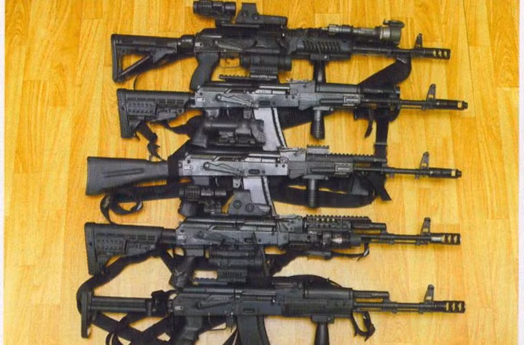 Một số mẫu sản xuất của biến thể cao cấp AK-74M. Theo quan sát súng có 2 loại loa che lửa đầu nòng khác nhau, trong đó loại có 3 lỗ thông hơi chỉ thấy trên biến thể đặc biệt này. Có thể thấy rằng biến thể đặc biệt này trông rất hiện đại không hề thua kém các mẫu súng khác của phương Tây.