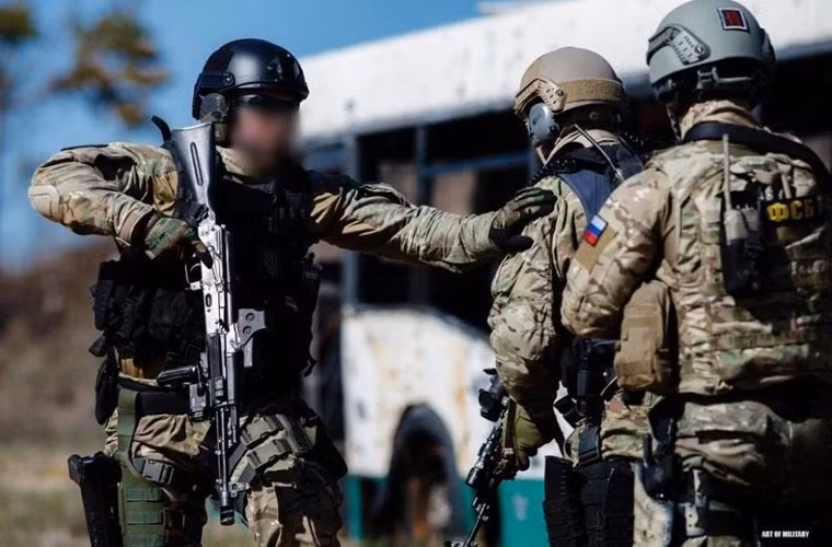 Biến thể cao cấp của AK-74M chú trọng đến cải thiện sự tiện nghi và hiệu suất chiến đấu của súng trong các tình huống đặc biệt. Dòng AK nói chung rất khó để trang bị thêm phụ kiện do bản chất thiết kế của nó là để trang bị đại trà. AK-74 Pro đã khắc phục được nhược điểm cố hữu này.