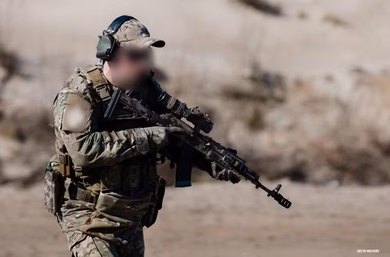 Thoạt nhìn, AK-74M rất giống với khẩu AK-12 đang được phát triển tại Nga. Súng được bổ sung thêm đường ray Picatinny phía trên giúp gắn các phụ kiện như kính ngắm quang học, kính ngắm hồng ngoại trở nên dễ dàng hơn.