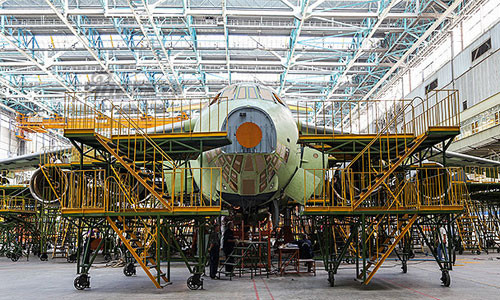 Cận cảnh chiếc máy bay Il-476 đang chuẩn bị cho việc lắp ráp hoàn tất, phần cánh máy bay và cánh đuôi đã được gắn vào thân.