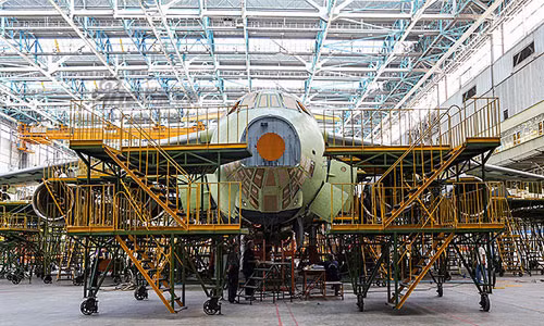 Cận cảnh chiếc máy bay Il-476 đang chuẩn bị cho việc lắp ráp hoàn tất, phần cánh máy bay và cánh đuôi đã được gắn vào thân.