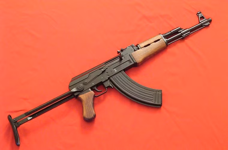 Dựa trên AK-47, nhà thiết kế Mikhail Kalashnikov đã phát triển ra nhiều biến thể khác. Trong ảnh là mẫu AKS-47 báng gập được thiết kế để trang bị cho các đơn vị đặc nhiệm, lính dù và lính tăng thiết giáp (trong 4/5 thế hệ AK đều có biến thể báng gấp). AK-47 nói chung có tầm bắn hiệu quả dao động từ 250-600 mét tùy điều kiện sử dụng.