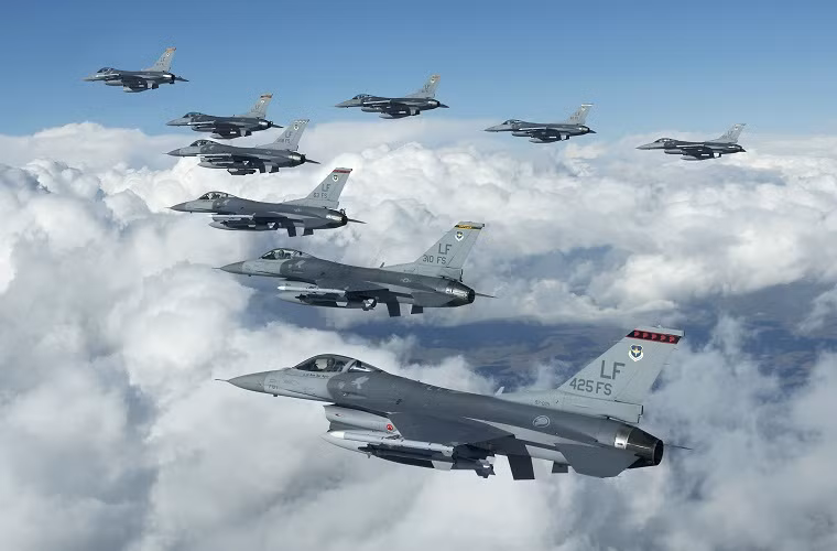 Tương tự như F/A-18, các máy bay chiến đấu F-15E và F-16 của Không quân Mỹ đều được trang bị hệ thống vũ khí tấn công mặt đất khá ấn tượng. Và điều này đã được thể hiện rõ qua chiến dịch Bão táp sa mạc ở Iraq vào năm 2013.