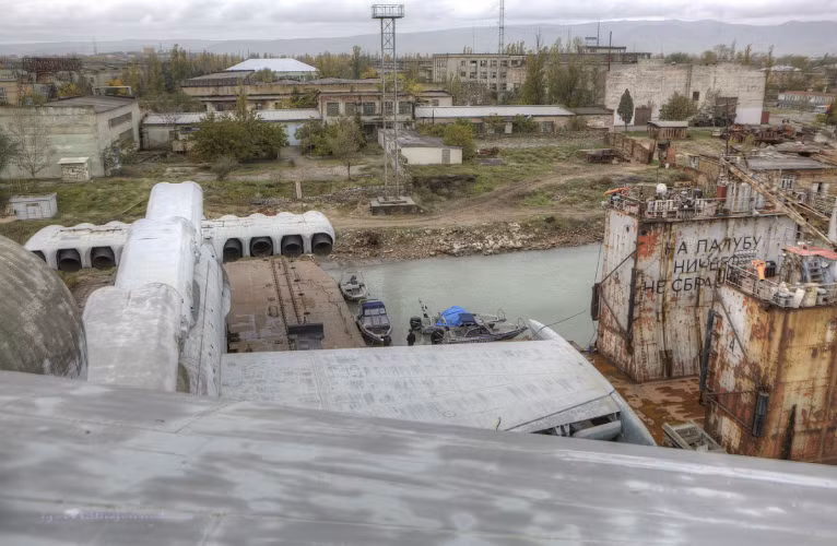 Lun còn một người anh em song sinh nữa. Đó là phiên bản cứu hộ của Ekranoplan này, được định danh là S-33. Nó được phát triển sau vụ tai nạn tàu ngầm thảm khốc "Komsomolets" ngày 7/4/1989, khi đó điều kiện mưa bão rất khốc liệt, địa điểm xảy ra tai nạn lại ở xa, nên các phương tiện cứu hộ gần như bất lực khiến số người thiệt mạng gia tăng.