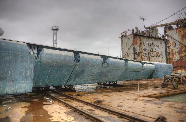 Cuối cùng nó cũng không gắng gượng được trong một nước Nga thiếu thốn đủ bề thời hậu Liên Xô. Việc đóng mới phải tạm dừng bất chấp 95% công việc đã được hoàn tất. S-33 không thể ra đời quả là một sự đáng tiếc lớn.