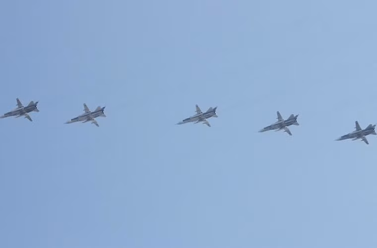 Đội hình chiến thuật Su-24 đang phô diễn sức mạnh trên bầu trời. Tại lễ duyệt binh sắp tới, các máy bay này sẽ bay với tốc độ 550km/h với độ cao 250 mét.