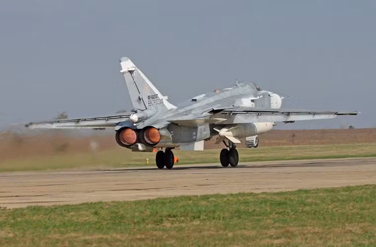 Su-24 cất cánh, luồng khí nóng từ động cơ tạo nên một vùng nhiễu động không khí lớn phía sau.