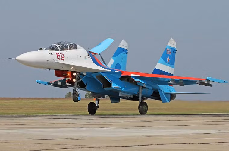 Su-27UB là biến thể 2 chỗ ngồi của tiêm kích Su-27, nó được sử dụng cho mục đích huấn luyện phi công. Biến thể này rất giống với tiêm kích Su-30 chỉ khác bánh đáp phía trước là bánh đơn trong khi Su-30 là bánh đôi.