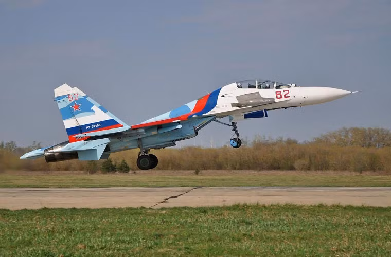 Su-27UB cất cánh, sân bay Kubinka Lipetsk cũng là căn cứ chính của đội bay biểu diễn Russian Knights Không quân Nga.