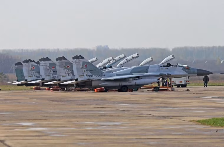 Đội hình tiêm kích MiG-29SMT đang chuẩn bị cất cánh bay biễu diễn.