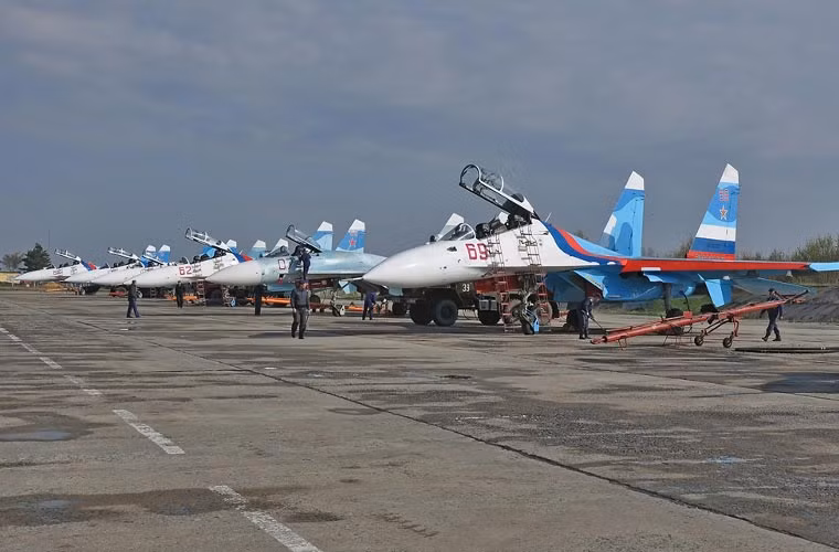 Su-27 đang làm công tác kỹ thuật mặt đất trước khi cất cánh.