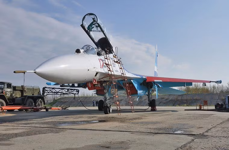 Cận cảnh một chiếc Su-27UB của Không quân Nga. Các máy bay tham gia biễu diễn sẽ cất cánh từ sân bay Kubinka Lipetsk.