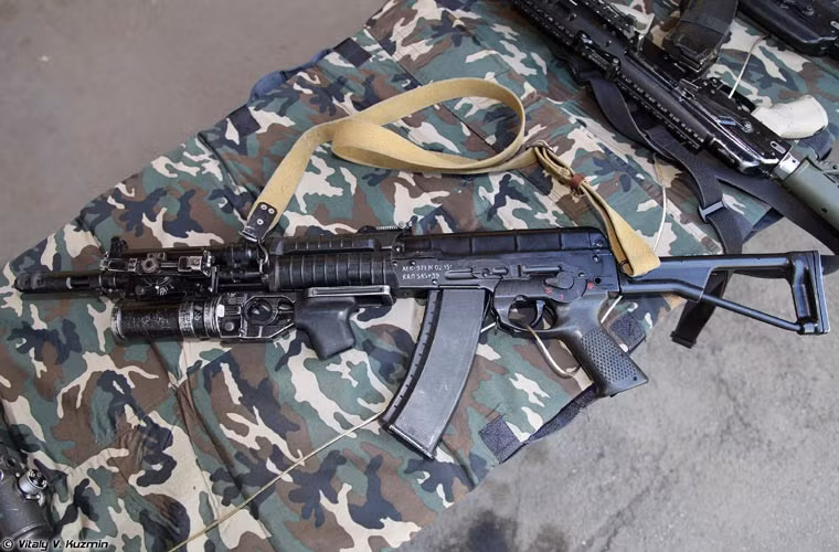 Súng trường tấn công AEK-971 sử dụng cỡ đạn 5,45x39mm, báng súng có thể gập lại tạo thuận lợi khi hành quân đối với lực lượng đặc nhiệm.