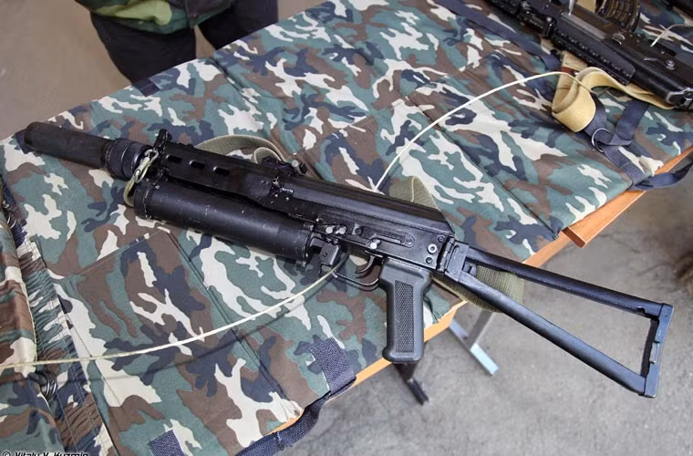 Điểm mạnh của PP-19 Bizon là tốc độ bắn rất nhanh cùng độ chính xác cao. Nó được thiết kế chuyên dụng cho lực lượng đặc nhiệm chống khủng bố, các đơn vị cảnh sát thực thi pháp luật. Súng có tầm bắn hiệu quả 100-200 mét, tốc độ bắn 700 viên/phút.